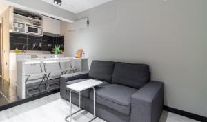 sala de estar con sofá y cocina en Уютные апартаменты, квартира в аренду, Анталия, Лара, en Antalya