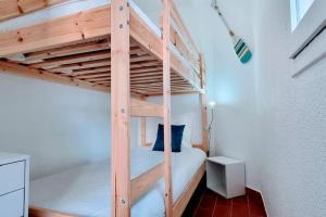 Un par de literas en una habitación en Le MARINE Rez de Jardin direct Plage Parking Privé Climatisé, en Sète