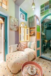 una sala de estar con un sofá y una mesa en Studio Arc en Ciel de la Kasbah, en Tánger