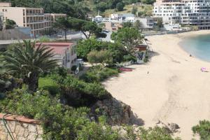 een uitzicht op een strand met gebouwen en de oceaan bij Grand F1 face à la plage, Climatisé, parking, grand confort 4 pers in Propriano