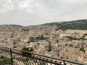 モーディカにあるB&B La Terrazza Dell'Itriaのバルコニーから市街の景色を望めます。