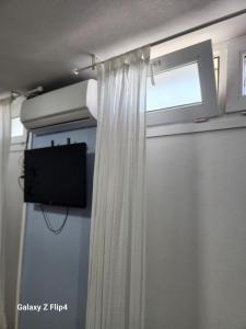 Televízia a/alebo spoločenská miestnosť v ubytovaní Apartamento en 1ª linea de playa y Parque Natural Cabo de Gata - planta semisotano
