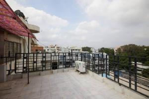 een balkon met uitzicht op de stad bij RoofTop-1BHK for Families only @HimayathNagar in Hyderabad