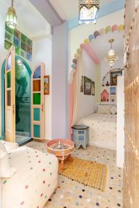 1 dormitorio con 2 camas en una habitación con arco en Studio Arc en Ciel de la Kasbah, en Tánger