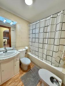y baño con aseo blanco y lavamanos. en Miradores De La Manga, en San Blas