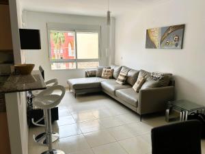 ein Wohnzimmer mit einem Sofa und einem Tisch in der Unterkunft Beautiful 3 bed, 2 bath modern apartment in Los Alcázares
