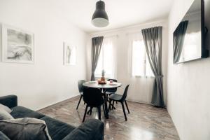 una sala de estar con una mesa y un sofá en Cà Zorzi - 2 minutes from Biennale & Canal view - APE G, en Venecia