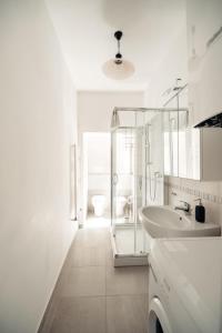 Un baño blanco con lavabo e inodoro. en Cà Zorzi - 2 minutes from Biennale & Canal view - APE G, en Venecia