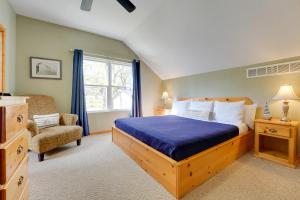 Postel nebo postele na pokoji v ubytování Relaxing Lakeview Retreat in Reeds Spring with Deck + 27 fotografií