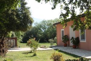 Vonkajšia záhrada v ubytovaní Joleni Cottage in Keramies