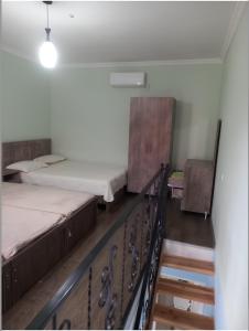 2 Betten auf einer Schiene in einem Zimmer in der Unterkunft Apart townhouse in Kobuleti
