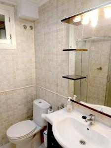 ein Badezimmer mit einem weißen WC und einem Waschbecken in der Unterkunft Sentir Galicia Apartamentos in Redondela