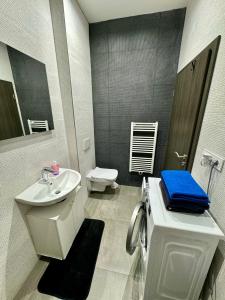 Baño blanco con lavabo y aseo en Byt apartman 2rooms 76m2 all new en Praga