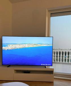 einen Flachbild-TV auf einem Stand in einem Wohnzimmer in der Unterkunft GOKI near airport and city, sea view in Kaštel Sućurac