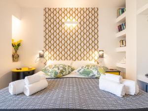 um quarto com uma cama com 2 cadeiras brancas em Le residenze di Carlà - Stampace em Cagliari