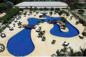 uma vista aérea de uma piscina de resort com água azul em Casa com 4 suítes, todas as suítes com ar condicio em Vitória da Conquista