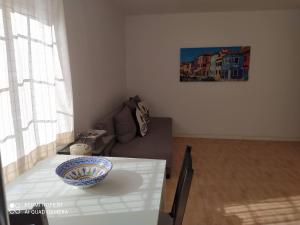 una sala de estar con una mesa con un tazón. en Apartamentos Jerezanos, en Jerez de la Frontera