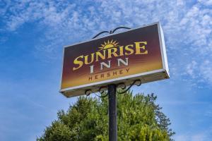 een teken voor een zonsopgang herberg heinemann bij Sunrise Inn Hershey in Hershey