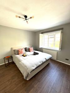 a bedroom with a bed with a ceiling fan at Modern Flat in Maida Vale in London