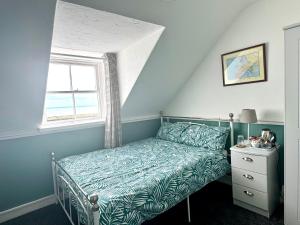 1 dormitorio con cama y ventana en The Angove en Weymouth