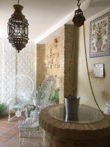 un patio con una fuente, una mesa y sillas en Apartamentos Jerezanos, en Jerez de la Frontera