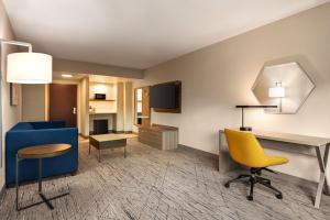 TV tai viihdekeskus majoituspaikassa Holiday Inn Express & Suites Mobile West I-10, an IHG Hotel