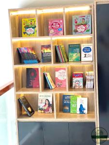 a book shelf filled with lots of books at Chapi’s Home in Cat Ba