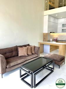 uma sala de estar com um sofá e uma mesa em Chapi’s Home em Ilha de Cát Bà