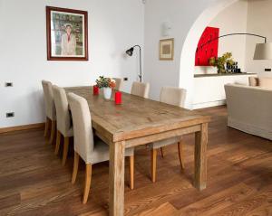 une table en bois avec des chaises et une salle à manger dans l'établissement Your place in San Frediano, à Florence