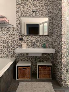 La salle de bains est pourvue d'un lavabo et d'un miroir. dans l'établissement Your place in San Frediano, à Florence