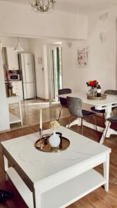 uma sala de estar com uma mesa branca e uma cozinha em Ortenca Apartment em Dubrovnik