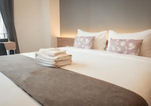 sypialnia z łóżkiem z ręcznikami w obiekcie Hotel Aaradhya w mieście Udaipur