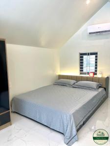 um quarto branco com uma cama e uma janela em Chapi’s Home em Ilha de Cát Bà