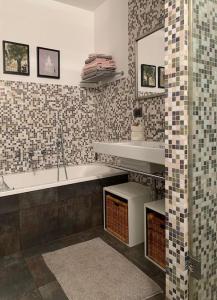 La salle de bains est pourvue d'une baignoire, d'un lavabo et d'un miroir. dans l'établissement Your place in San Frediano, à Florence