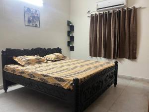 uma cama com duas almofadas num quarto em Maruthi Villa 2BHK,Walkable to Beach em Visakhapatnam