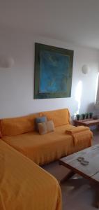 sala de estar con sofá y mesa en Oasis Waves House Papagayo, en Corralejo