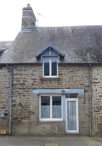 a brick house with a window and a roof at Charmante Maison de Pêcheur en baie du Mont Saint Michel in Genêts