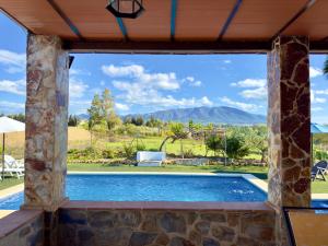 desde el porche de una casa con piscina en Finca Macías, en Cártama