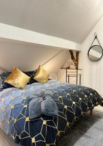 Un pat sau paturi într-o cameră la Charmant Cottage de village +39 fotografii
