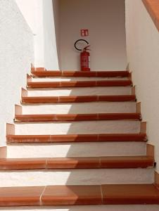 Una escalera con una boca de incendios roja. en Casa Pipere, en Santa Lucia