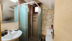 ein Badezimmer mit Dusche, Waschbecken und Toilette in der Unterkunft Maria's stone Heaven Retreat in Kalandra + 14 Fotos