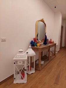 una stanza con un tavolo con uno specchio e due sgabelli di yo yo house luxury room a Napoli