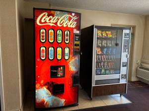 メンフィスにあるStudio 6 Suites Memphis, TN East Memphisのソーダ機の横にあるコカコーラの自動販売機