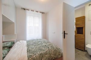 een slaapkamer met een bed en een raam bij Le Quai des Vacances - Lannion proche gare in Lannion