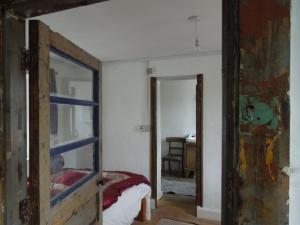 um quarto com um espelho e um quarto com uma cama em Durrus em Durrus