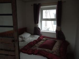 - une chambre avec 2 lits et une fenêtre dans l'établissement Durrus, à Durrus