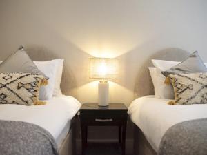 Ένα ή περισσότερα κρεβάτια σε δωμάτιο στο Apartment 5 Old Conservative Club in Historic Town - Pass the Keys