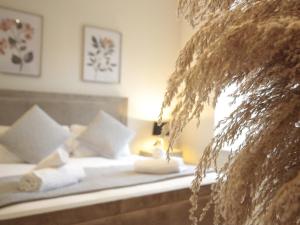 Ένα ή περισσότερα κρεβάτια σε δωμάτιο στο Apartment 5 Old Conservative Club in Historic Town - Pass the Keys