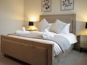 Ένα ή περισσότερα κρεβάτια σε δωμάτιο στο Apartment 5 Old Conservative Club in Historic Town - Pass the Keys