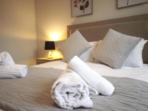 Ένα ή περισσότερα κρεβάτια σε δωμάτιο στο Apartment 5 Old Conservative Club in Historic Town - Pass the Keys +24 φωτογραφίες